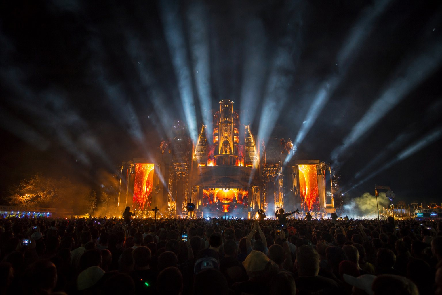 Agencja eventowa Augustów — plenerowa scena festiwalowa nocą z tłumem i ekranami LED