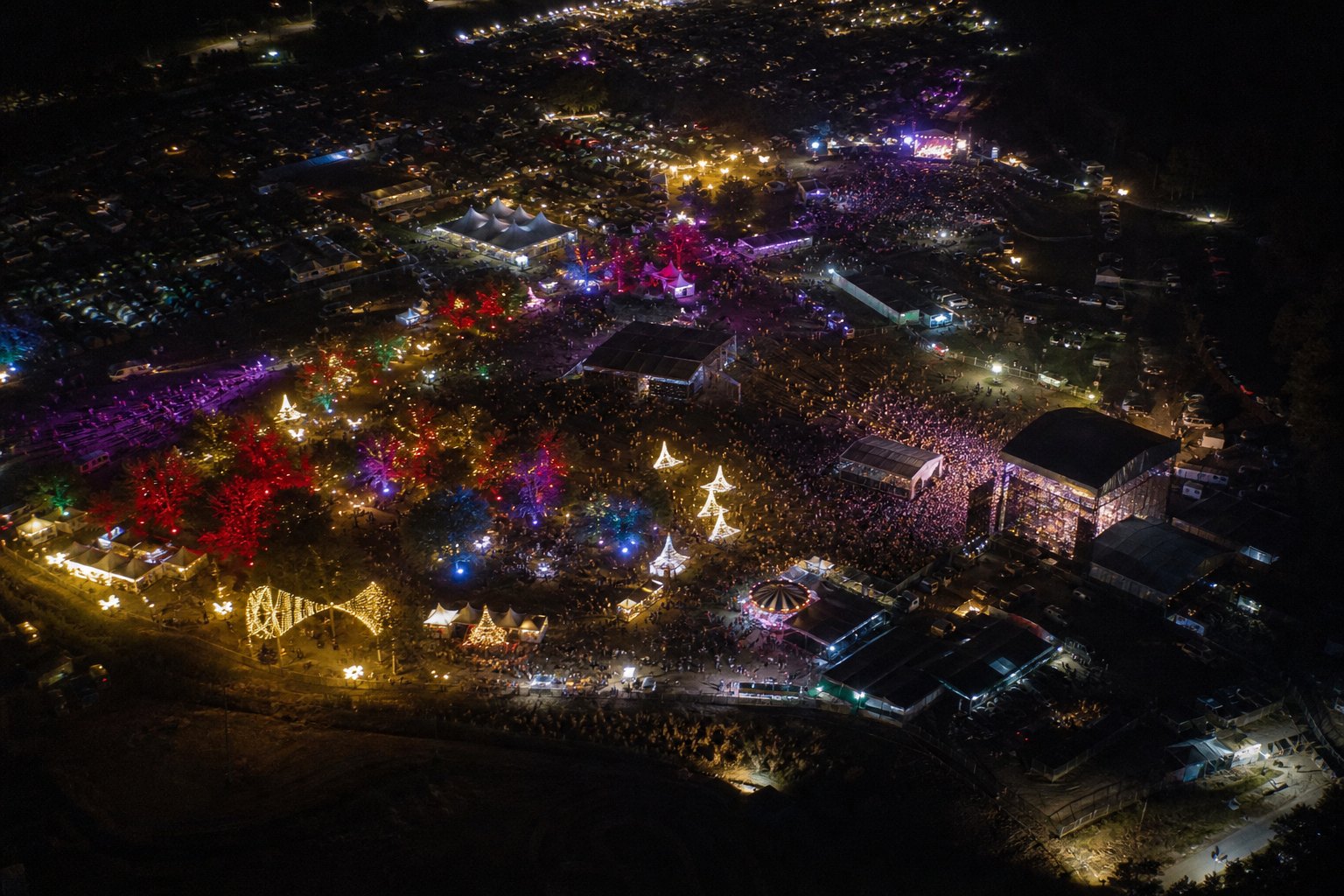 Agencja eventowa Brodnica — nocny widok z lotu ptaka na teren festiwalu ze scenami i instalacjami świetlnymi