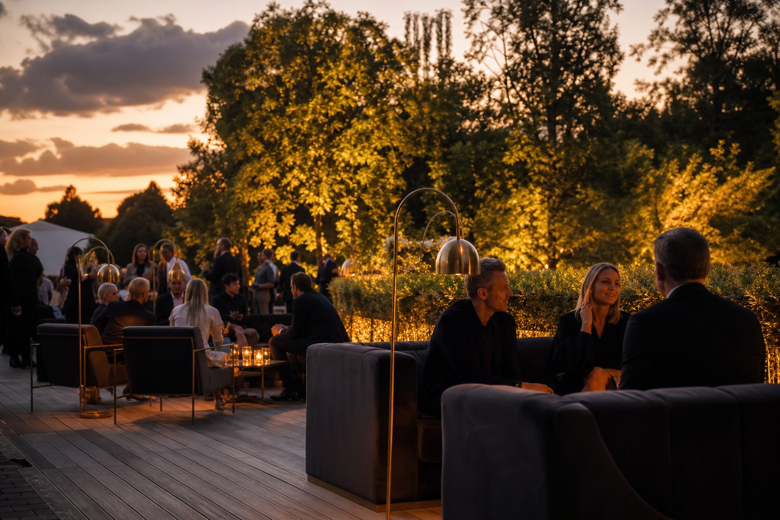 Pikniki firmowe - ekskluzywna strefa VIP festiwalu o zmierzchu z designerskimi meblami