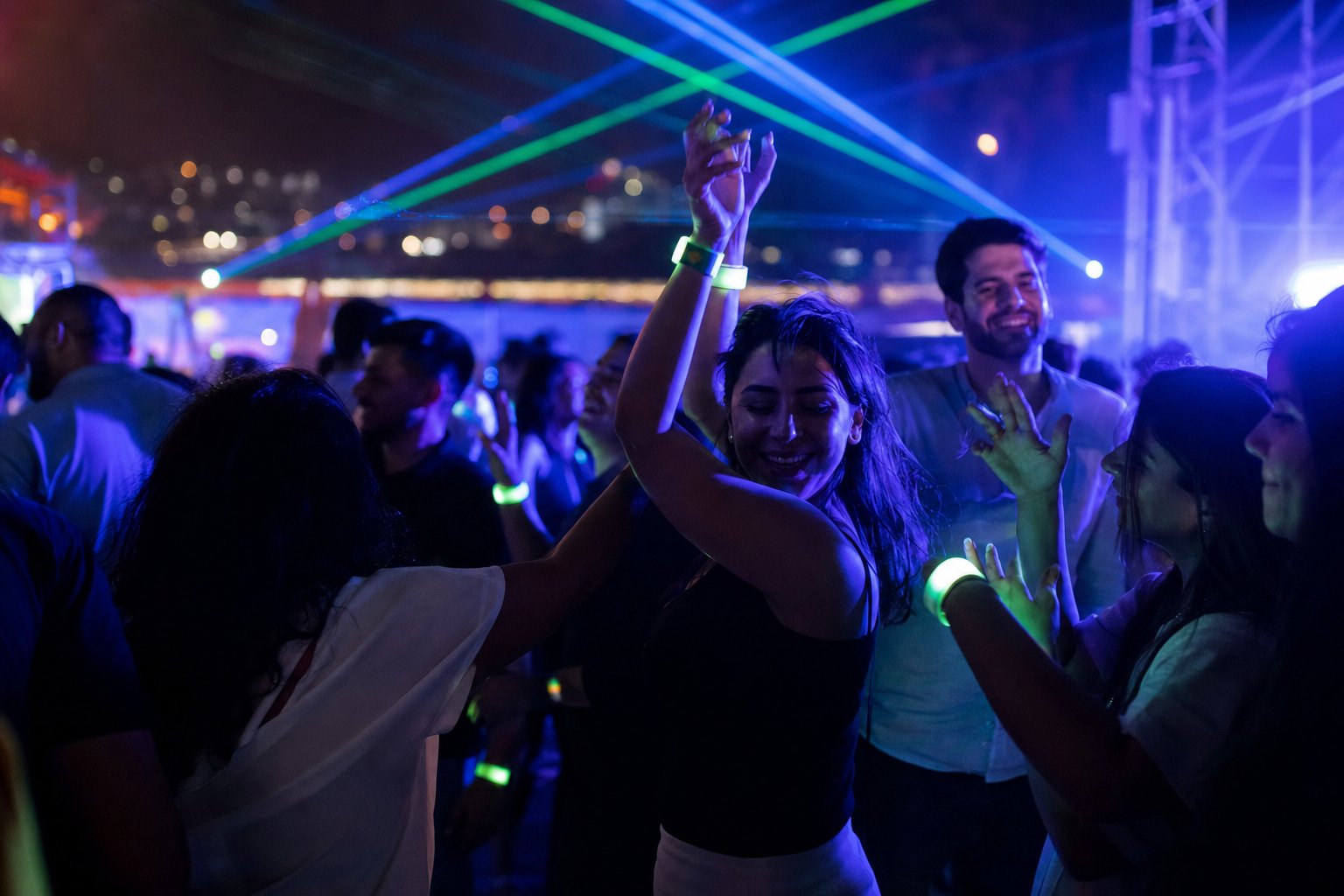 Organizacja eventów - neonowa strefa nocna z tańczącym tłumem pod laserami i świecącymi opaskami